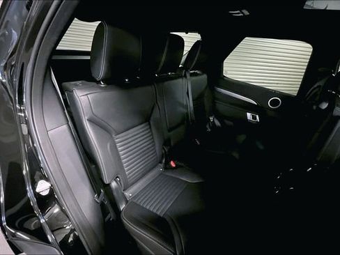 Certified 2025 Land Rover Discovery Dynamic SE image 16