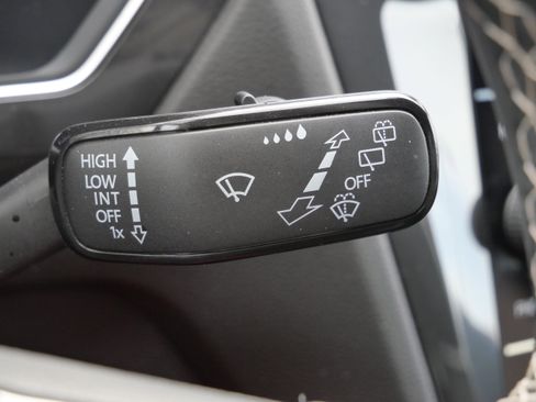 Certified 2022 Volkswagen Tiguan SE image 33