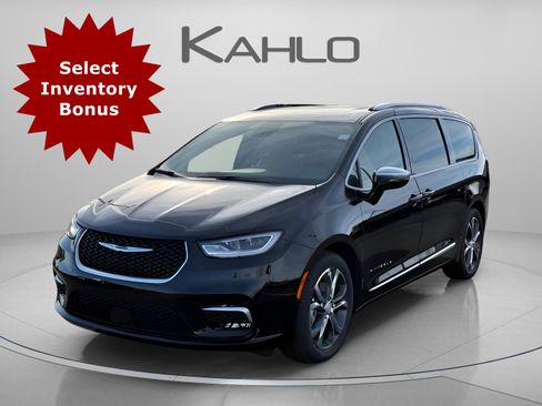 New 2026 Chrysler Pacifica Pinnacle w/ Trailer Tow Group FWD image 1
