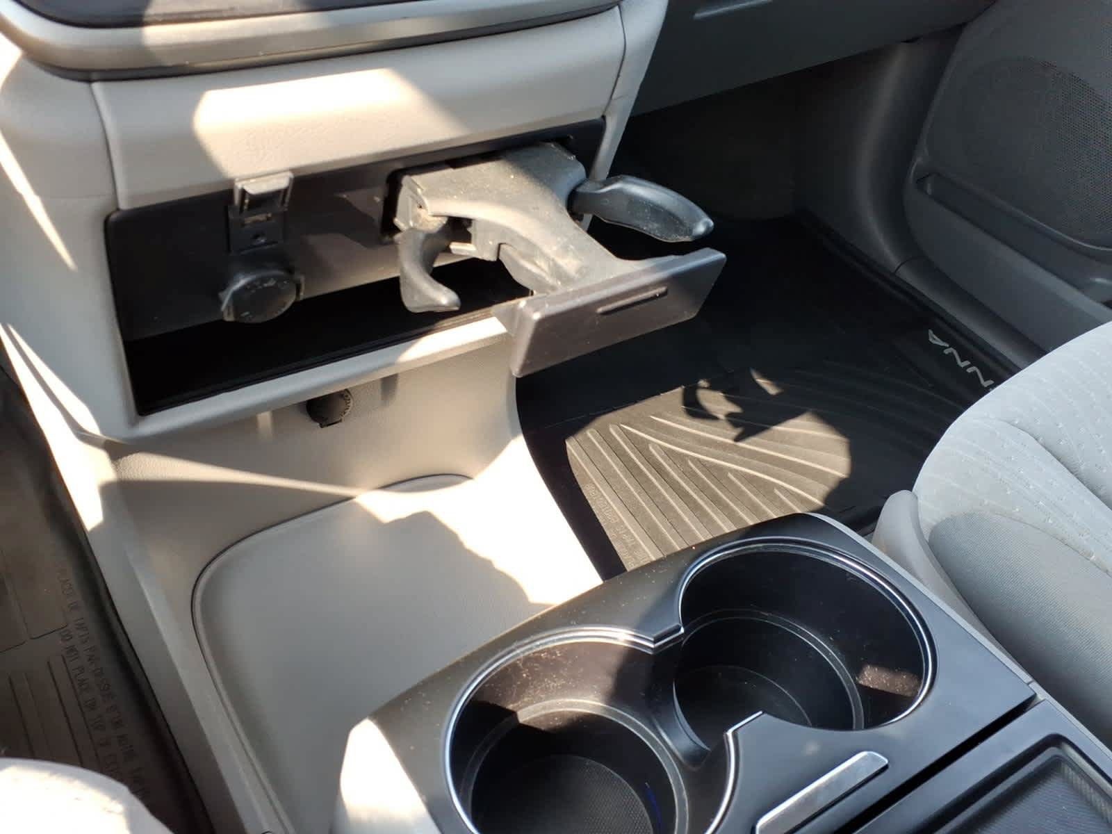 Used 2020 Toyota Sienna LE w/ LE Preferred Package FWD image 19