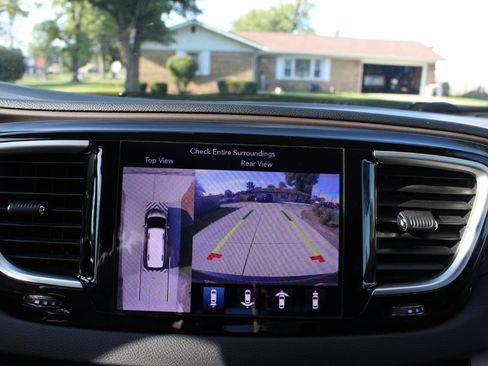 Used 2018 Chrysler Pacifica Touring-L w/ Advanced Safetytec Group FWD image 26