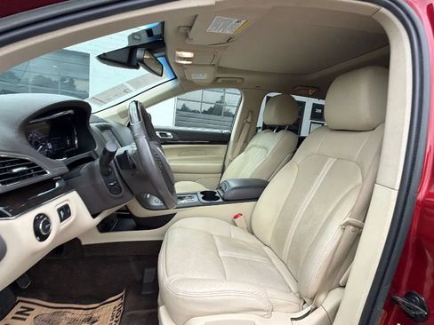 Used 2019 Lincoln MKT AWD image 18