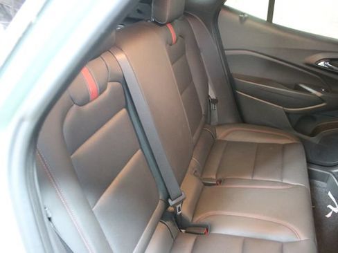 Used 2024 Chevrolet Trax RS w/ Sunroof Package FWD image 9