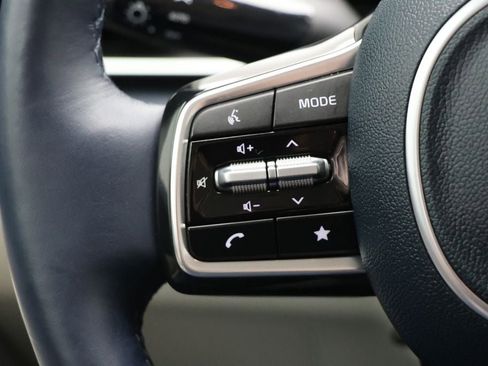 Used 2025 Kia Carnival EX FWD image 19