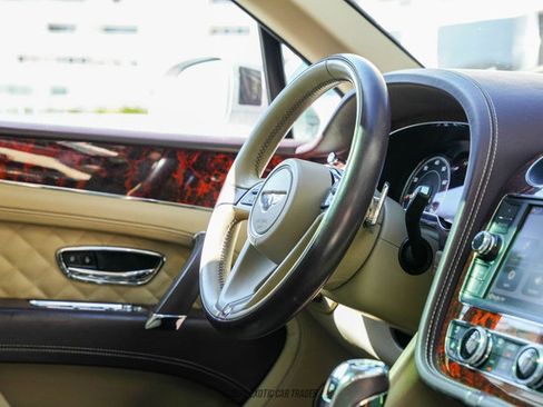 Used 2017 Bentley Bentayga image 45