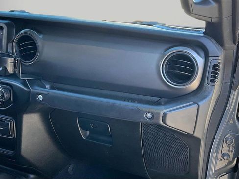 Certified 2022 Jeep Gladiator Willys image 20