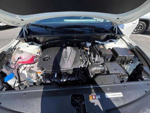 Used 2025 Kia Sportage LX image 32