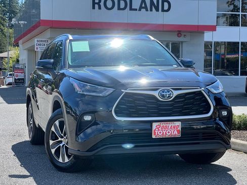 Used 2021 Toyota Highlander XLE AWD/4WD image 1