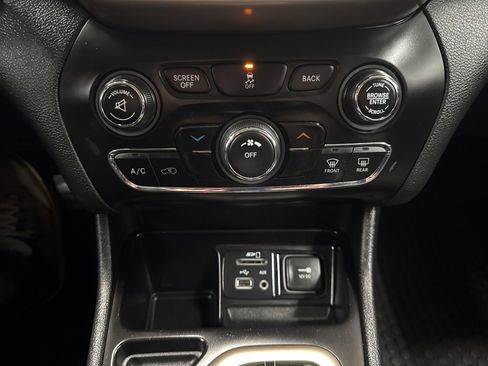 Used 2018 Jeep Cherokee Sport image 17