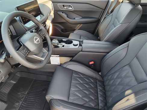 New 2026 Nissan Rogue Platinum image 9