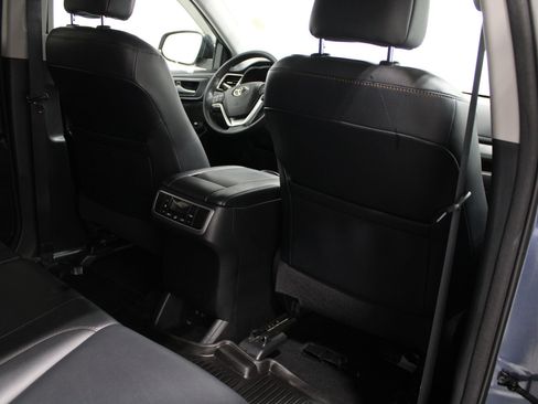 Used 2018 Toyota Highlander XLE AWD/4WD image 22
