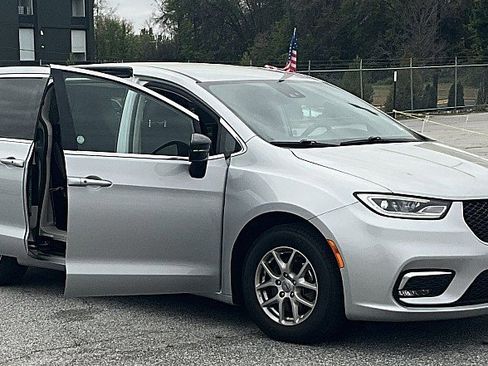 Used 2024 Chrysler Pacifica Touring-L image 12