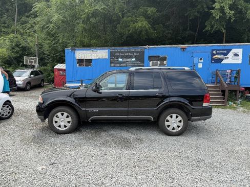 Used 2005 Lincoln Aviator AWD image 2