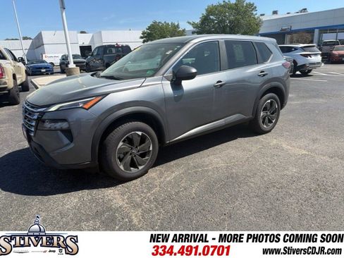 Used 2024 Nissan Rogue SV image 3