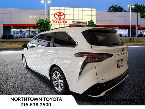 Used 2023 Toyota Sienna XSE w/ XSE Plus Package image 3