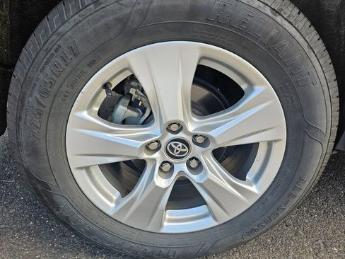 Used 2020 Toyota RAV4 XLE AWD/4WD image 17