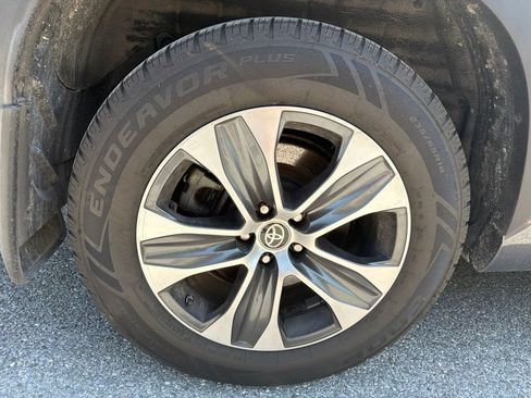 Used 2021 Toyota Highlander XLE AWD/4WD image 12