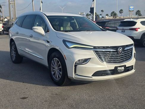 Used 2023 Buick Enclave Essence image 3