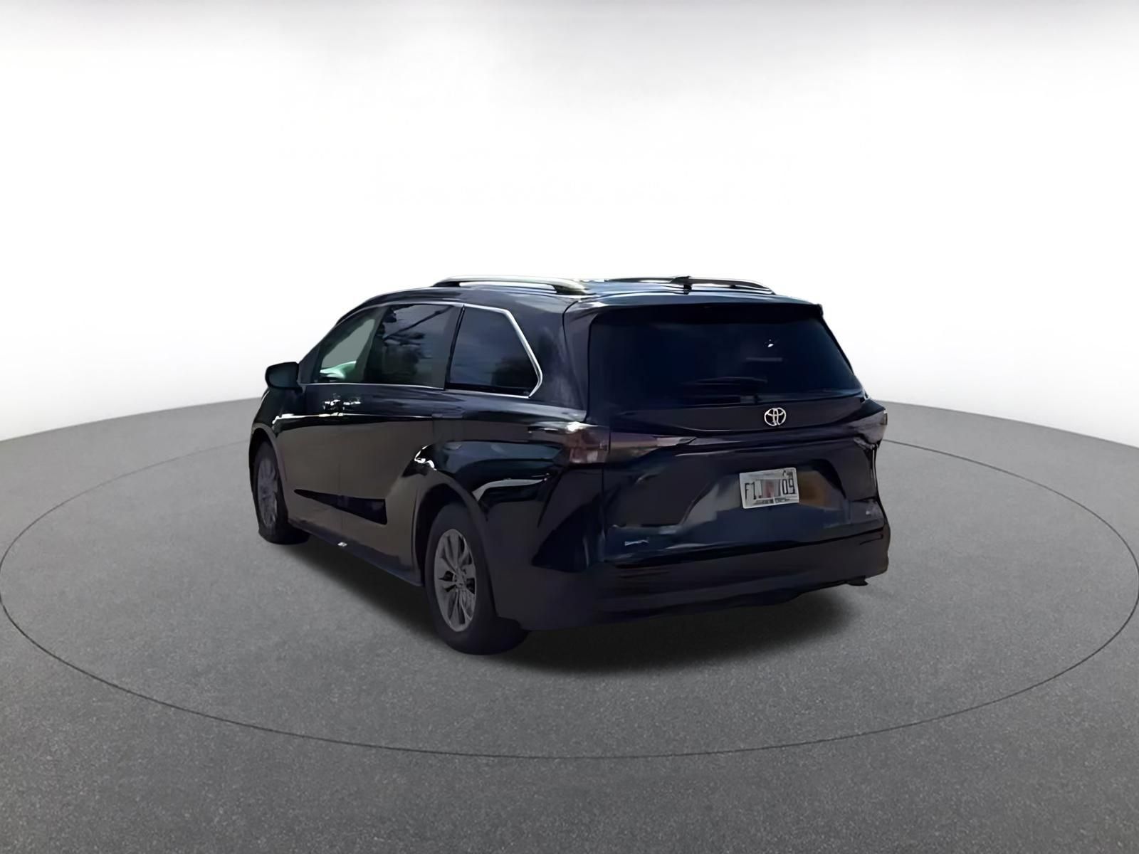 Used 2025 Toyota Sienna XLE FWD image 9