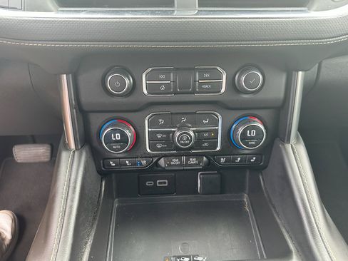 Used 2023 Chevrolet Suburban Premier image 16