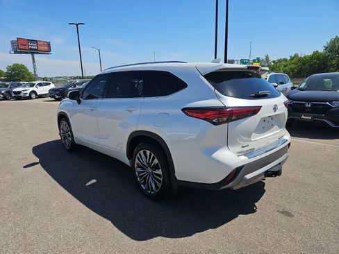 Used 2020 Toyota Highlander Platinum AWD/4WD image 3