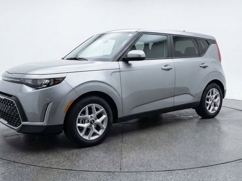 Used 2025 Kia Soul LX w/ LX Technology Package image 3