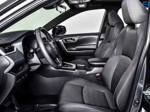 Used 2024 Toyota RAV4 SE image 16