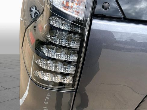 Used 2023 Lexus GX 460 Premium w/ Accessory Package AWD/4WD image 29