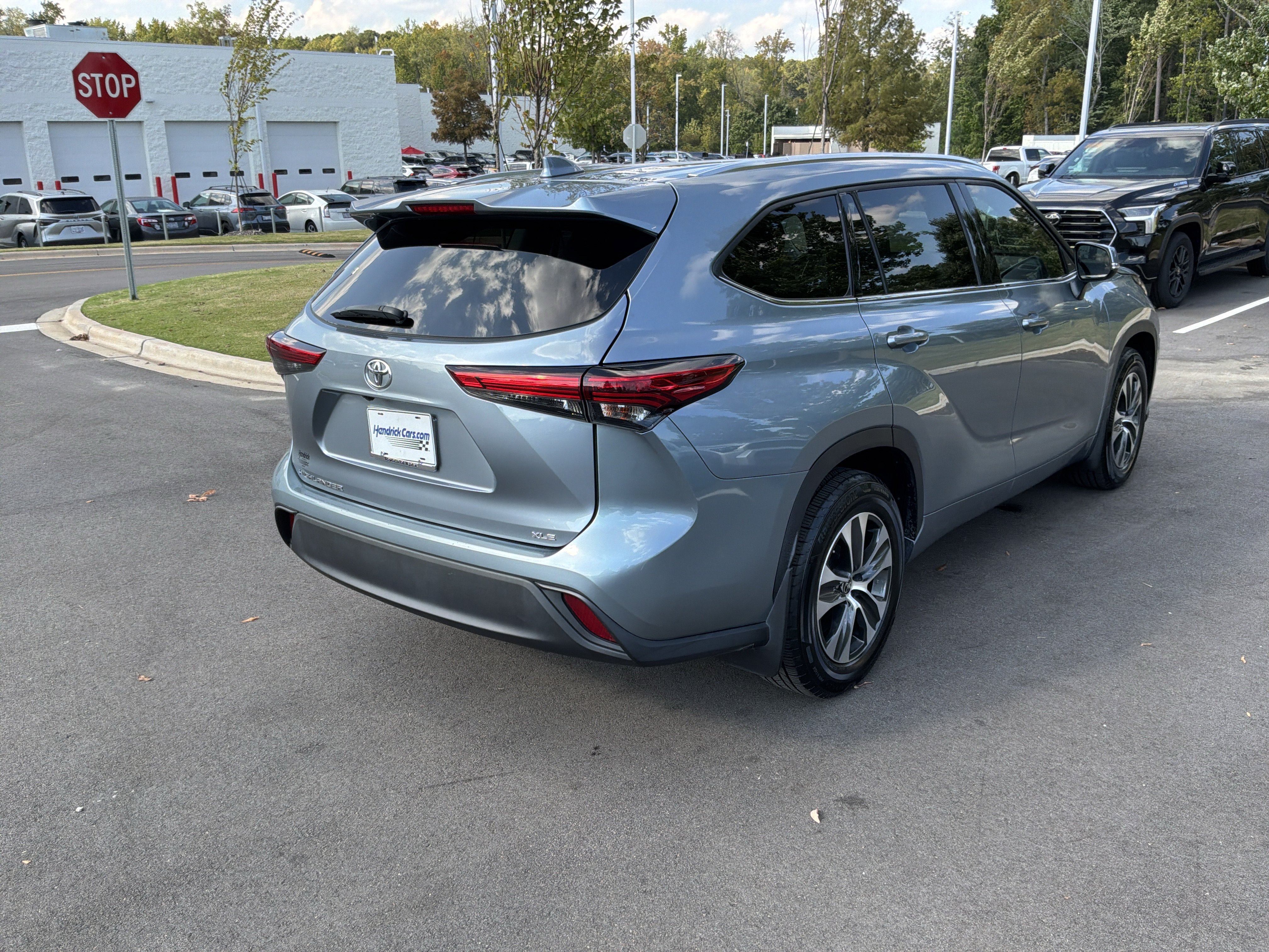Used 2021 Toyota Highlander XLE FWD image 10