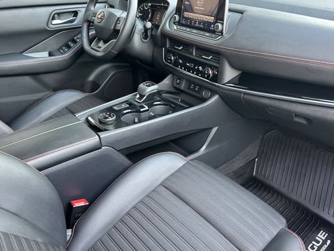 Used 2025 Nissan Rogue SV image 15