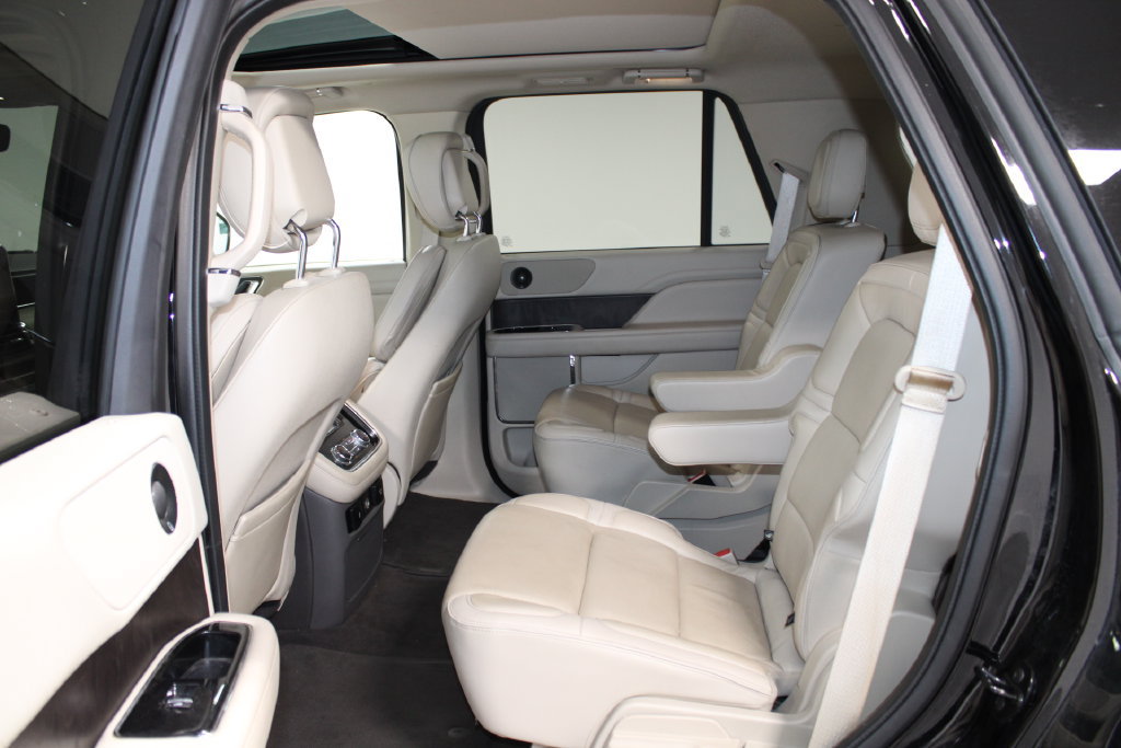 Used 2018 Lincoln Navigator Select RWD image 16