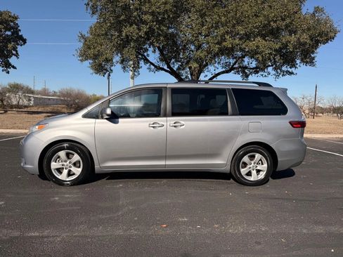 Used 2017 Toyota Sienna LE image 8