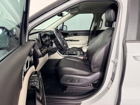 Used 2024 Kia Carnival EX image 24