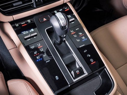 Certified 2025 Porsche Macan image 24