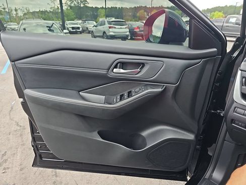 Used 2025 Nissan Rogue SV w/ SV Premium Package FWD image 32
