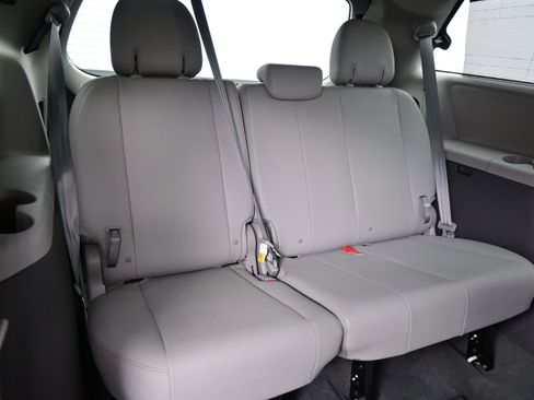 Used 2020 Toyota Sienna XLE w/ XLE Navigation Package AWD/4WD image 17