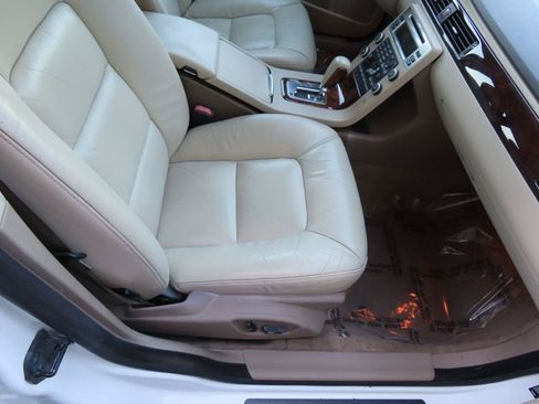 Used 2010 Volvo V70 FWD image 22
