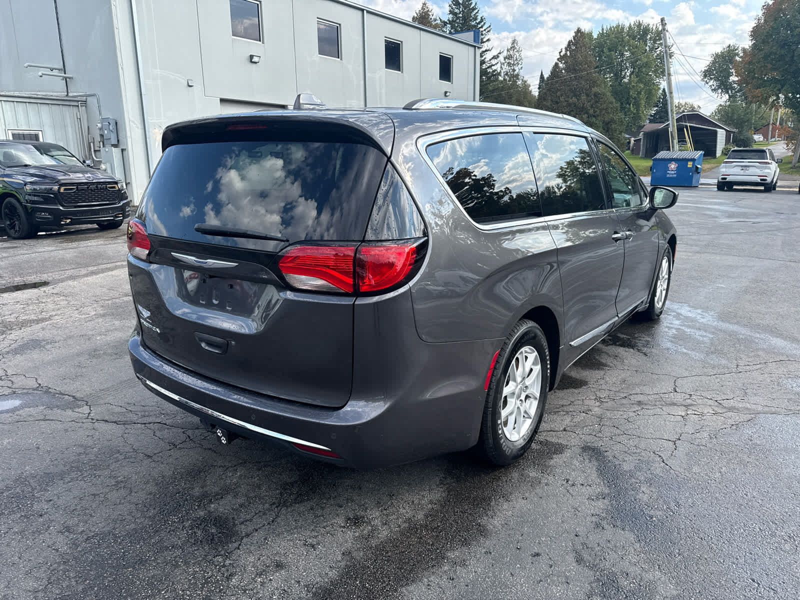 Used 2020 Chrysler Pacifica Touring-L FWD image 3