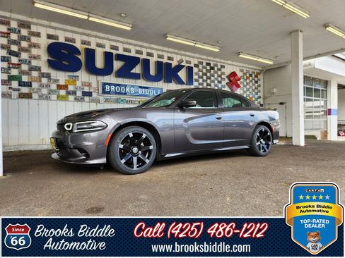 Used 2017 Dodge Charger SXT RWD image 1