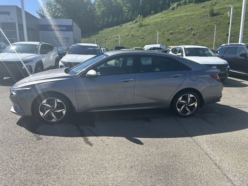 Used 2023 Hyundai Elantra SEL w/ Convenience Package FWD image 9