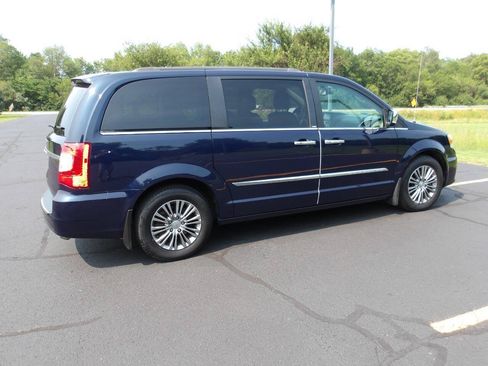 Used 2014 Chrysler Town & Country Touring-L w/ Driver Convenience Group FWD image 13