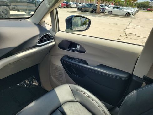 Used 2024 Chrysler Pacifica Touring-L FWD image 14