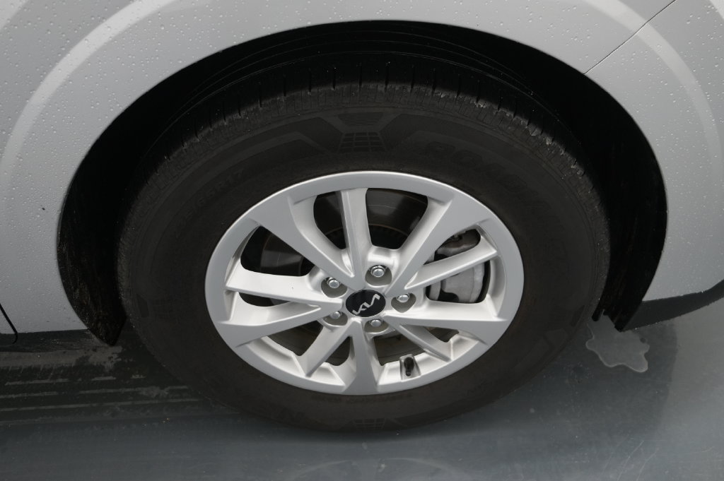 Used 2022 Kia Carnival LX FWD image 10