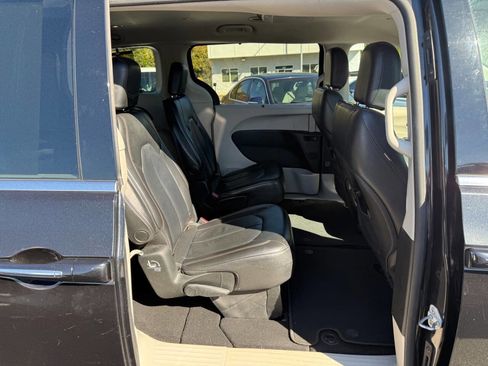 Used 2017 Chrysler Pacifica Touring-L image 14