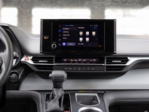 Used 2025 Toyota Sienna LE image 19