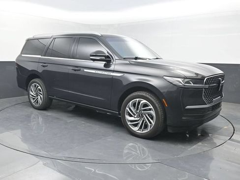 Used 2025 Lincoln Navigator Reserve AWD/4WD image 8