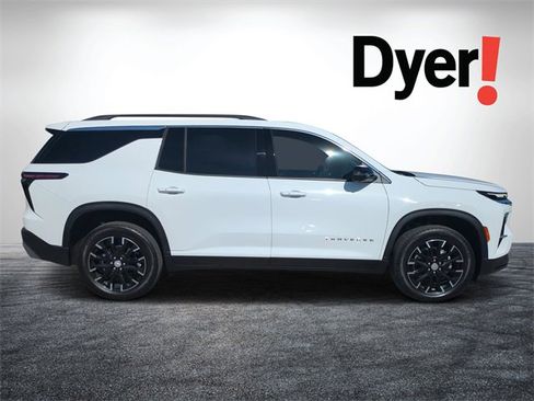 Used 2025 Chevrolet Traverse LT w/ Sun and Wheel Package image 2