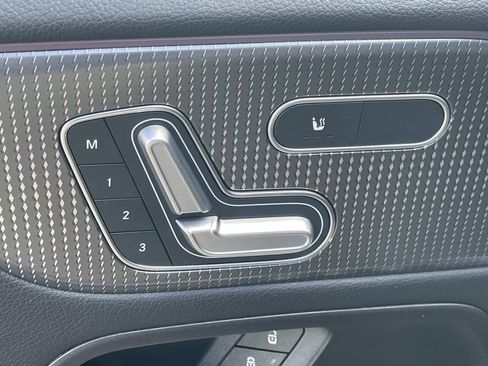 Used 2022 Mercedes-Benz GLB 250 image 30