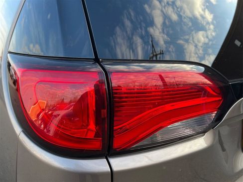 Used 2018 Chrysler Pacifica Limited image 18