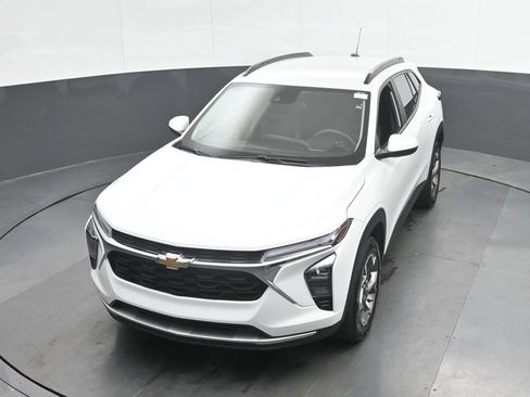 Used 2025 Chevrolet Trax LT FWD image 32